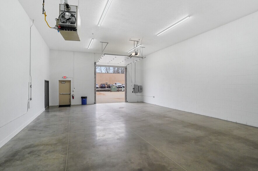 More Photos Of 1337 Commerce Dr, Stow Warehouse For Sale