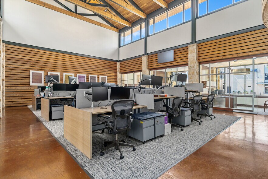 More Photos Of 6150 Sherry Ln, Dallas Office Residential For Sale
