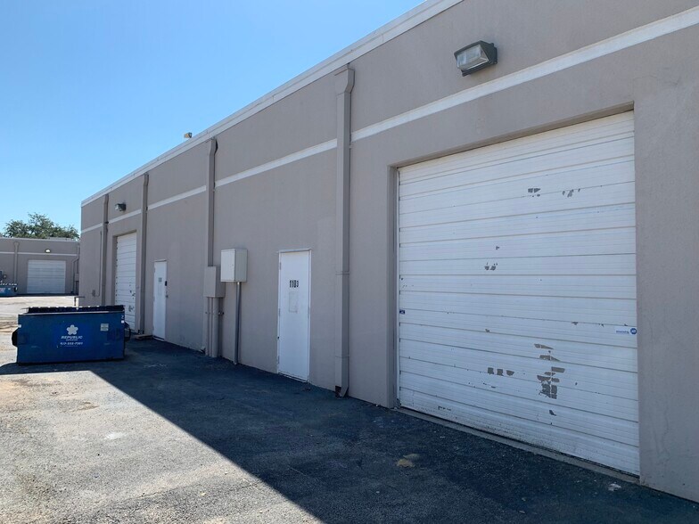 More Photos Of 1109 S Airport Cir, Euless Unknown For Lease