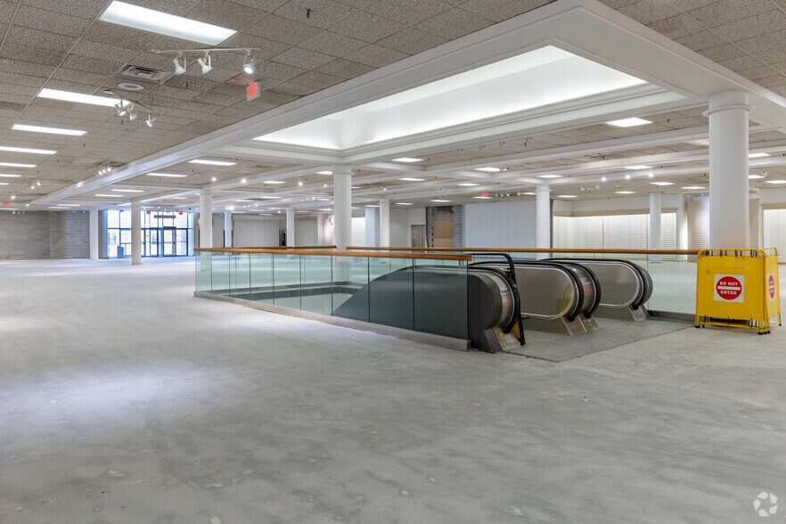 More Photos Of 1995 Southlake Mall, Merrillville Department Store For Sale