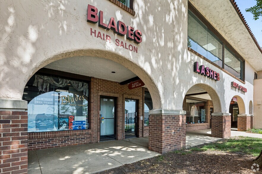 More Photos Of 401-499 Lake Cook Rd, Deerfield Storefront For Lease