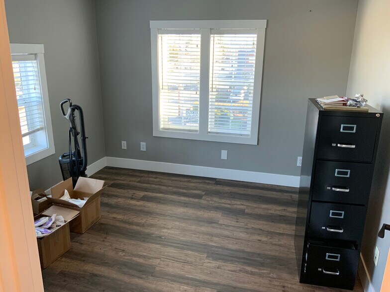 More Photos Of 18615 Willamette Dr, West Linn Medical For Lease