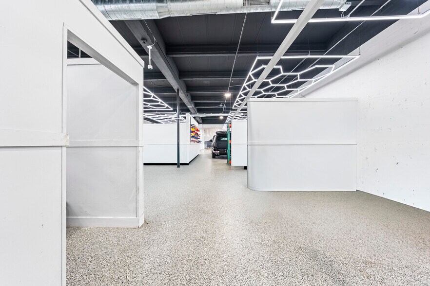 More Photos Of 2500 NW 39th St, Miami Light Distribution For Sale