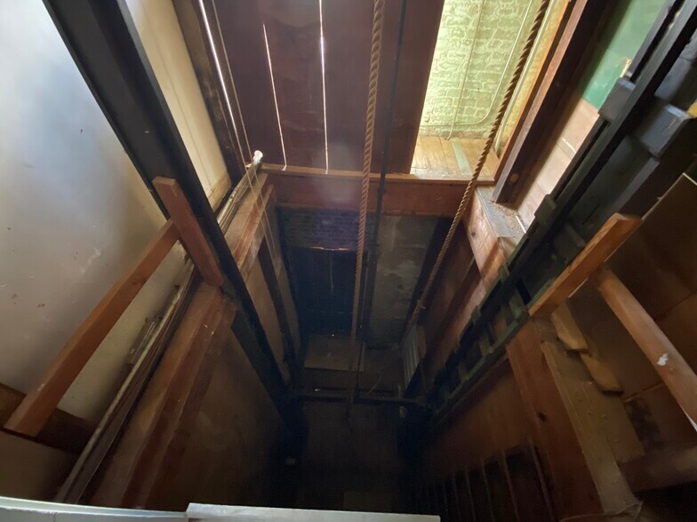 More Photos Of 121 S Henderson St, Rusk Restaurant For Sale