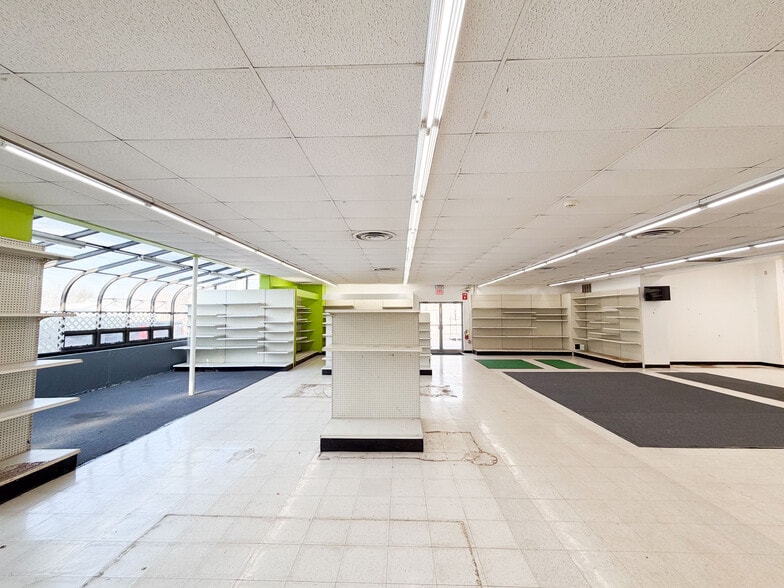 More Photos Of 147 Meriden Rd, Middlefield Garden Center For Sale