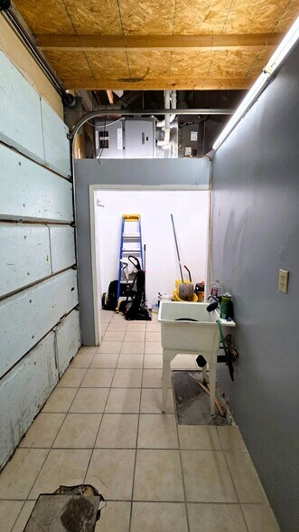 More Photos Of 1044-1058 Gardiners Rd, Kingston Office For Lease