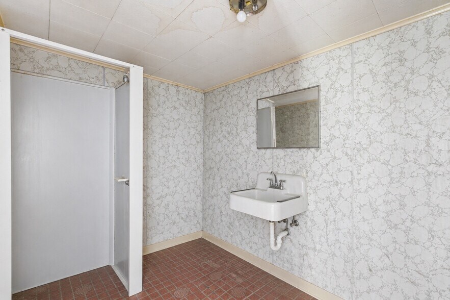 More Photos Of 1612 Main Rd, Riverhead Freestanding For Sale