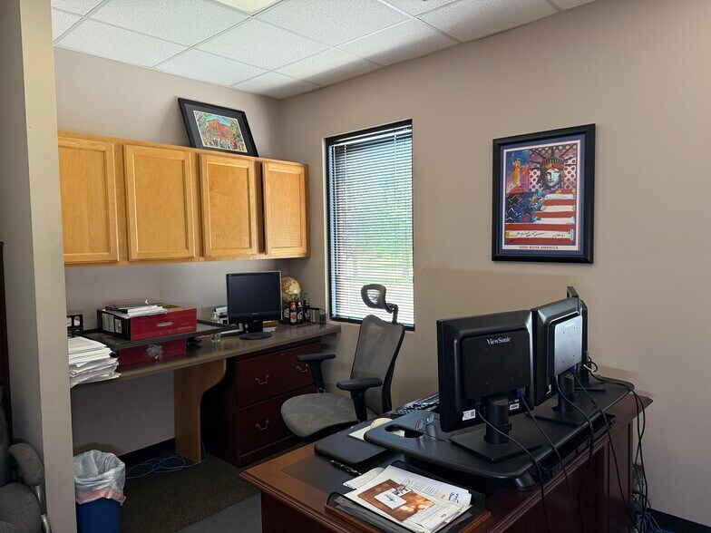 More Photos Of 99 Grove Park Ln, Woodstock Loft Creative Space For Sale