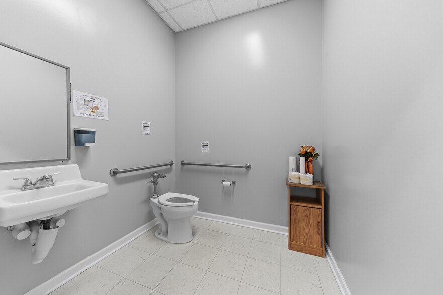 More Photos Of 480 Henrietta St, Kingsland Flex For Sale