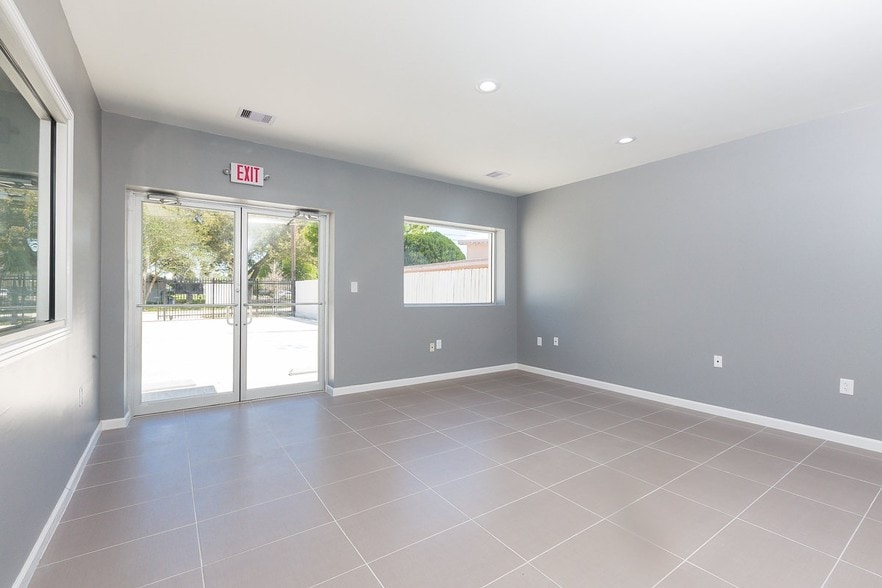 More Photos Of 11214 Craighead Dr, Houston Warehouse For Lease