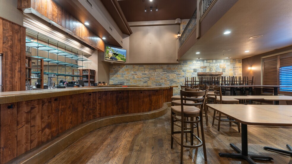 More Photos Of 4466 Horseshoe Bend Pky, Village Of Four Seasons General Retail For Sale