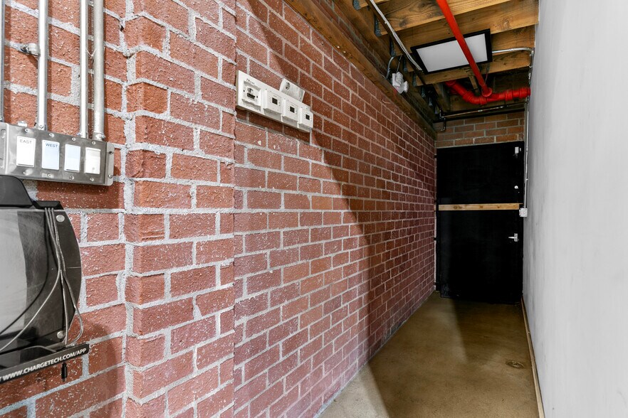 More Photos Of 1604 Venice Blvd, Los Angeles Showroom For Lease
