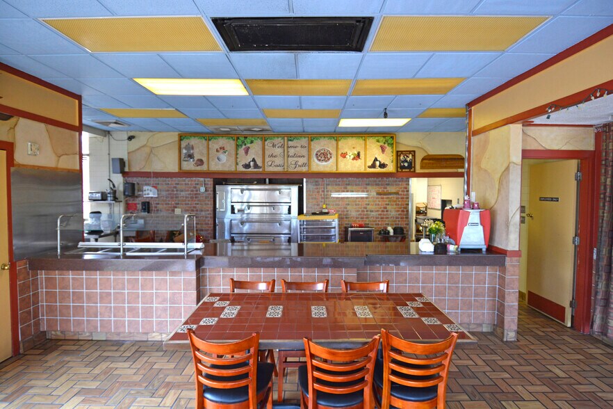 More Photos Of 101 N Us-17, Palatka Drugstore For Sale