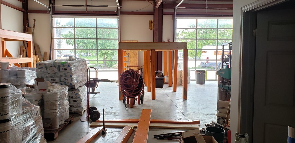 More Photos Of 5146 N 23rd St, Ozark Warehouse For Lease