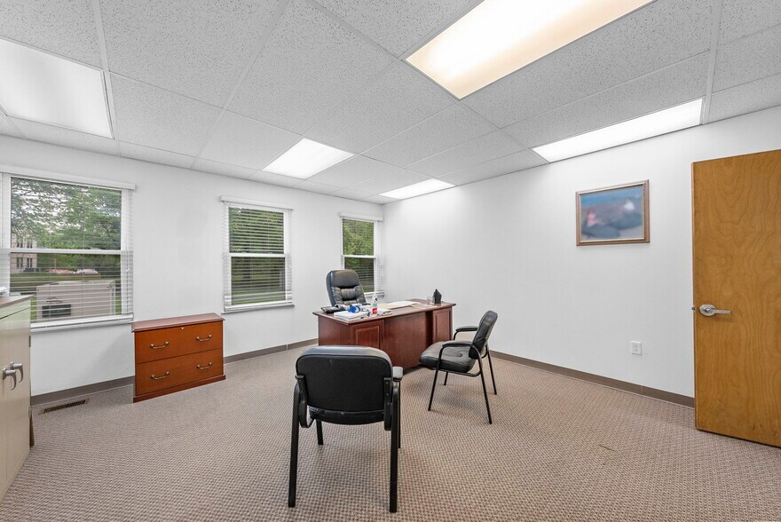 More Photos Of 59 Avenue at the Commons, Shrewsbury Medical For Lease