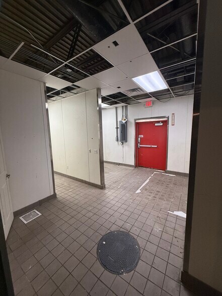 More Photos Of 945-965 E Summit St, Milford General Retail For Lease