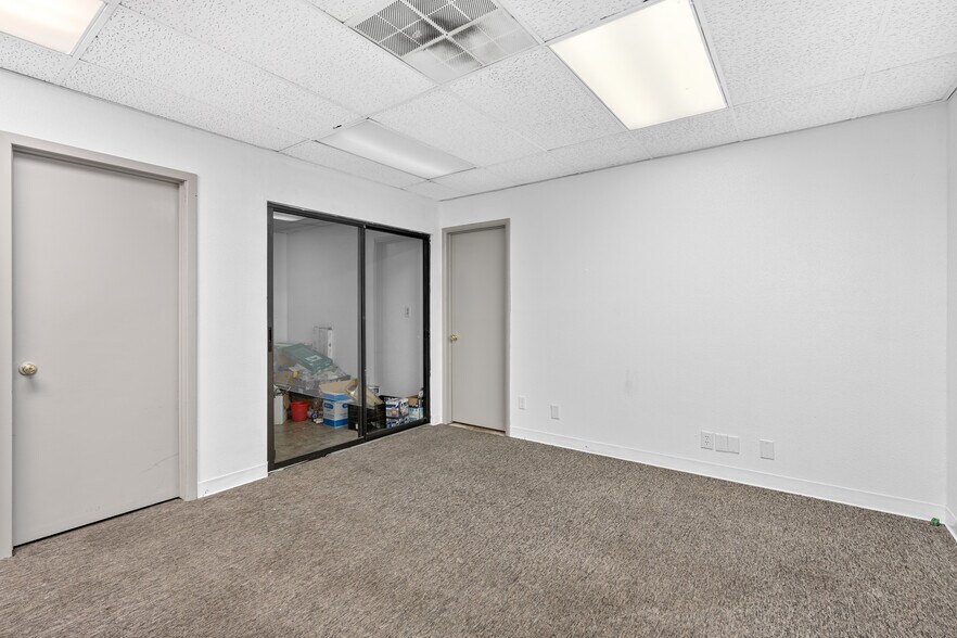 More Photos Of 414 Culebra Rd, San Antonio Light Manufacturing For Lease