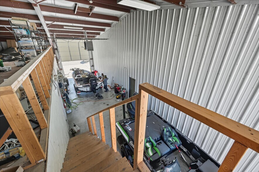 More Photos Of 180 E Chapman Dr, Sanger Warehouse For Sale