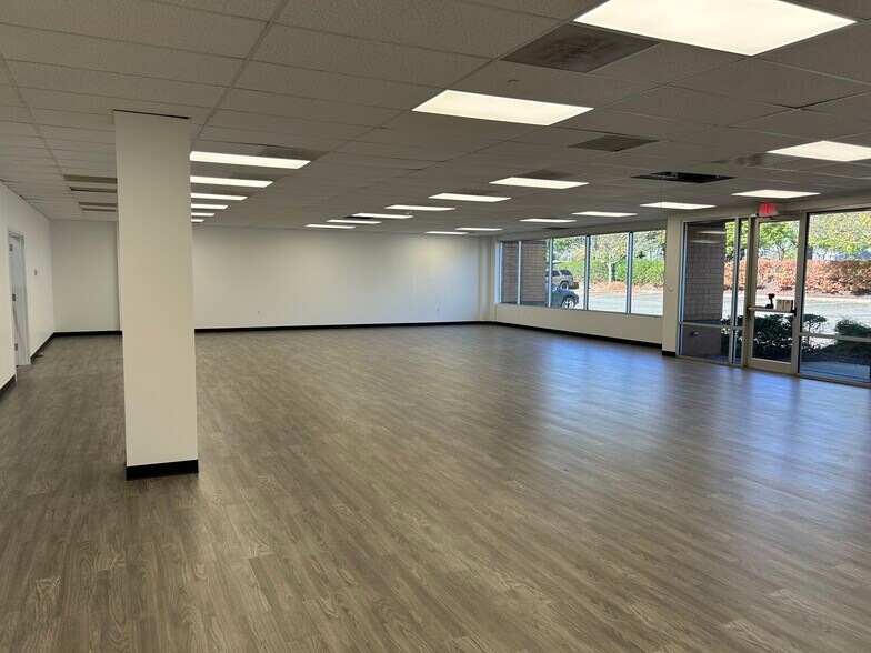 More Photos Of 4230 Forbes Blvd, Lanham Showroom For Lease