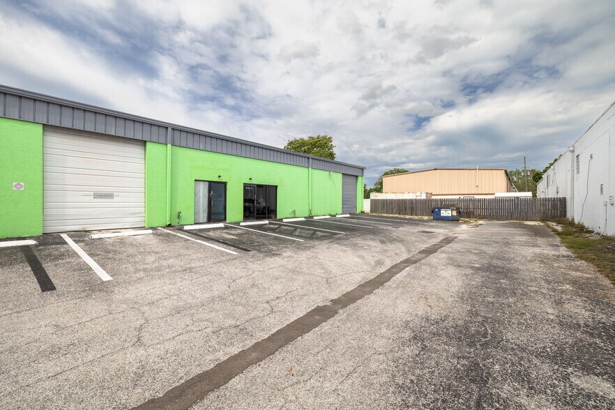 More Photos Of 3725 Alt 19, Palm Harbor Warehouse For Lease