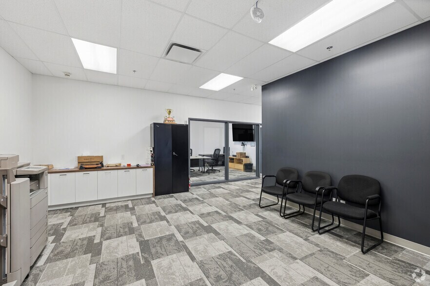 More Photos Of 1400 Av St-Jean-Baptiste, Québec Flex For Lease