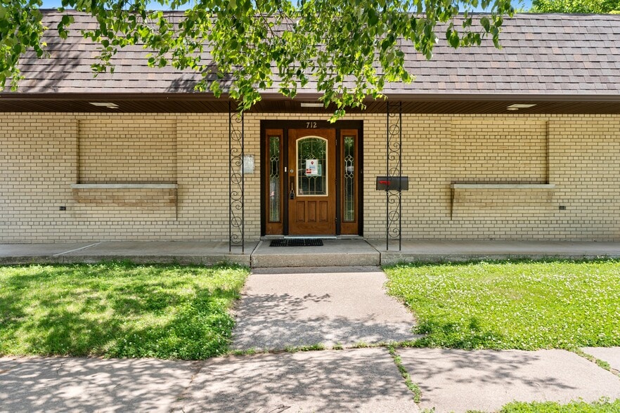 More Photos Of 712 S Pearl St, New London Office For Sale