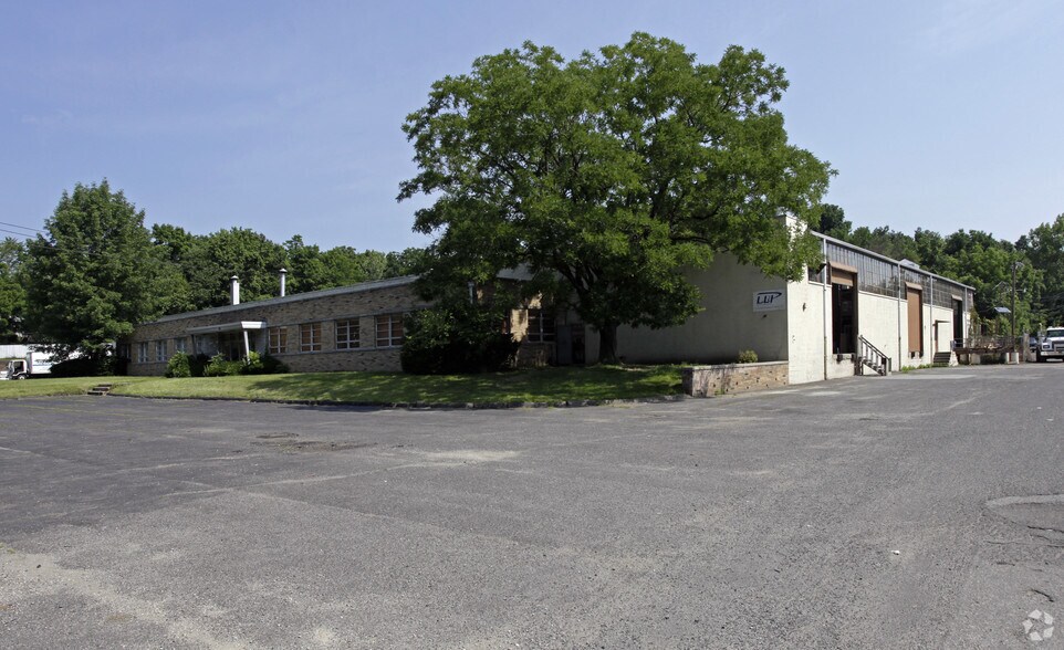 More Photos Of 90 Newark Pompton Tpke, Wayne Manufacturing For Lease
