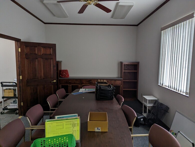 More Photos Of 452 W Arrow St, Marshall Restaurant For Lease