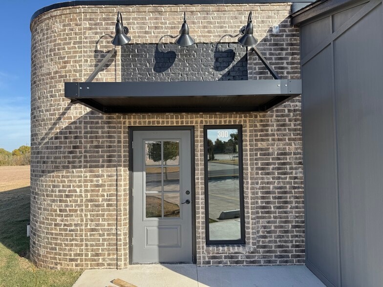 More Photos Of 8136 Silver Crossing, Oklahoma City Warehouse For Lease