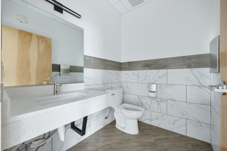 More Photos Of 9425 Sandifur Pky, Pasco Office For Sale