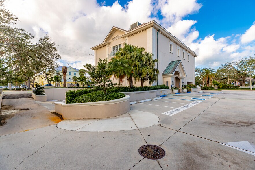 More Photos Of 700 Beachland Blvd, Vero Beach Office For Lease