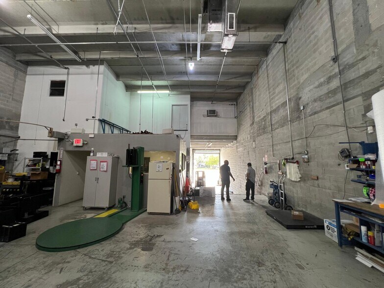 More Photos Of 2300-2350 NW 102nd Pl, Doral Warehouse For Lease