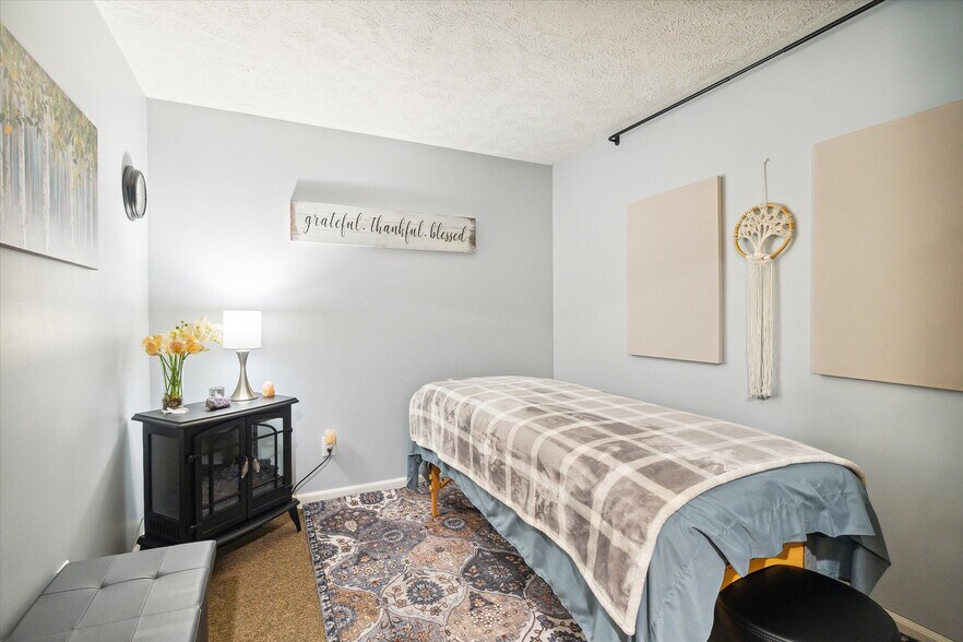 More Photos Of 701 E State St, Saint Johns Office For Sale