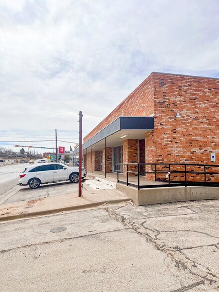 More Photos Of 711 E 3rd St, Big Spring Office For Lease