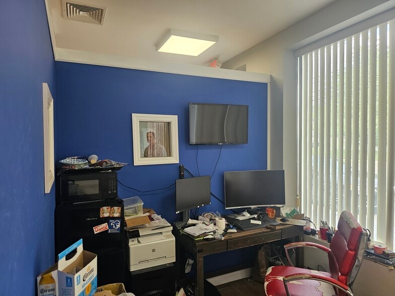 More Photos Of 725-727 Lincoln Blvd, Middlesex Storefront Retail Office For Lease