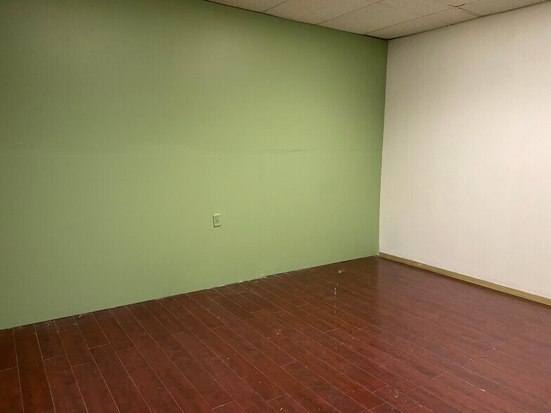 More Photos Of 877 Hamilton St, Vancouver Storefront Retail Office For Lease