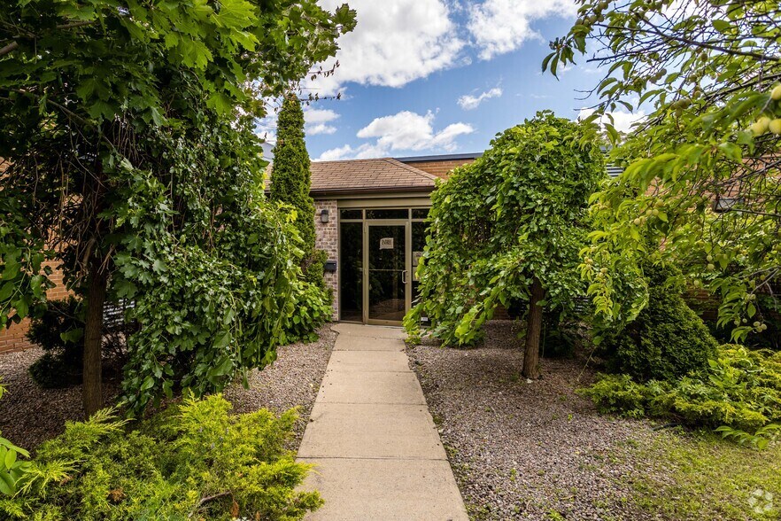 More Photos Of 599 Boul du Curé-Boivin, Boisbriand Manufacturing For Lease