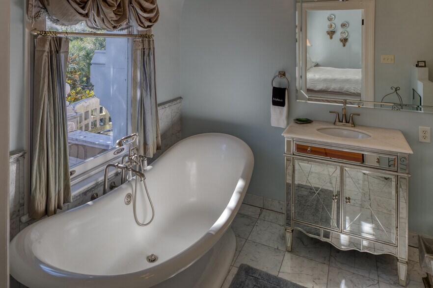 More Photos Of 14 E Taylor St, Savannah Specialty For Sale