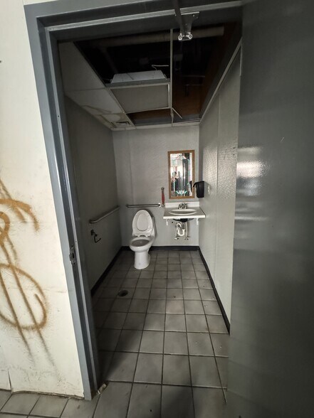 More Photos Of 6850 E Front St, Kansas City Freestanding For Sale