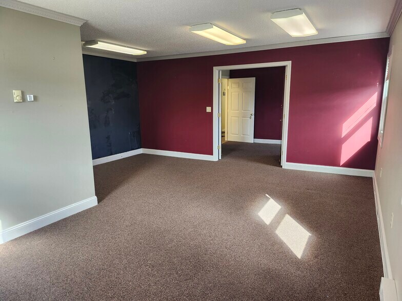 More Photos Of 16 Rae Palmer Rd, Moodus Medical For Sale