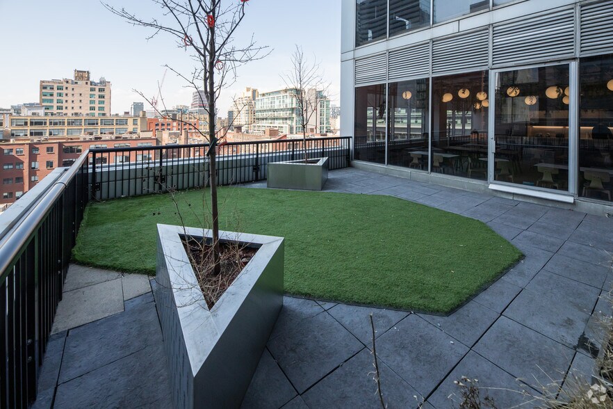 More Photos Of 111 Peter St, Toronto Office For Lease