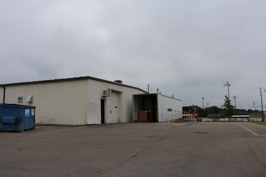 More Photos Of 455 Klutey Park Plaza Dr, Henderson Light Distribution For Sale