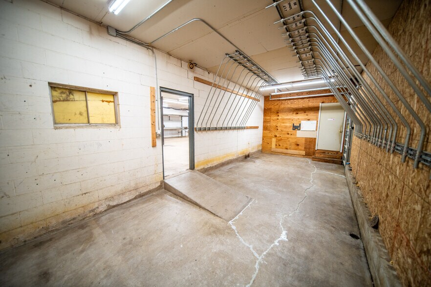 More Photos Of 1006 8th Ave SW, Austin Flex For Lease