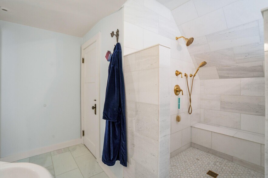 More Photos Of 90 S Main St, Hartford Hospitality For Sale