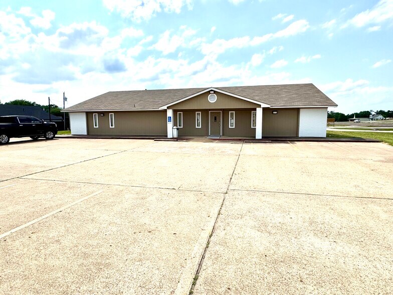 Primary Photo Of 101 Anthony Dr, Teague Medical For Sale