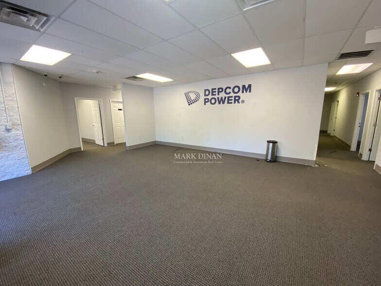 More Photos Of 2148 Pelham Pky, Pelham Flex For Lease