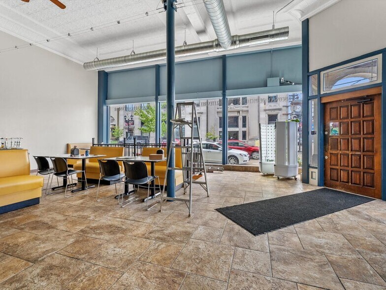 More Photos Of 921-931 8th St, Manitowoc Office For Sale