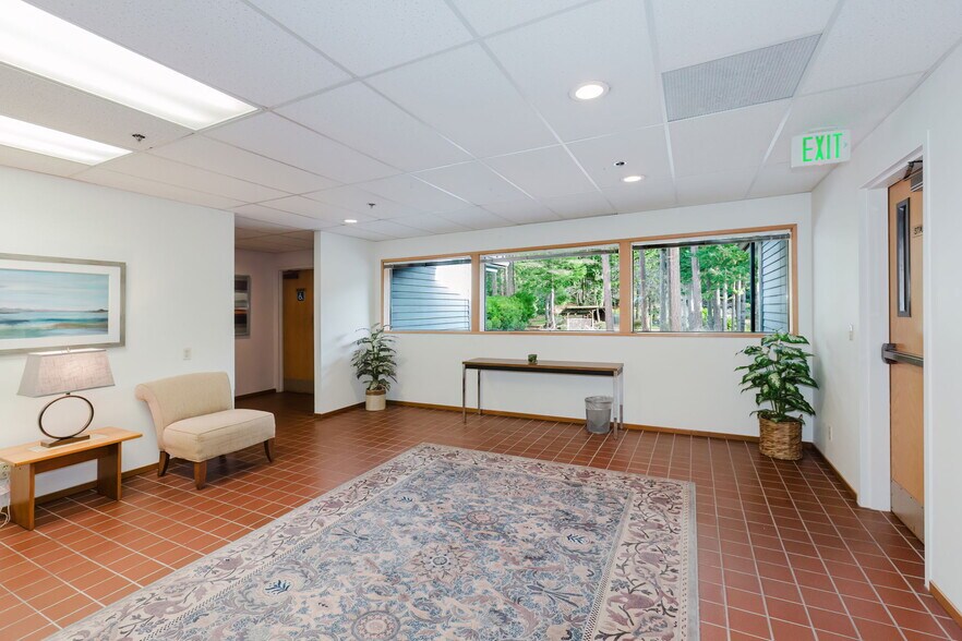 More Photos Of 1040 NE Hostmark St, Poulsbo Office For Sale