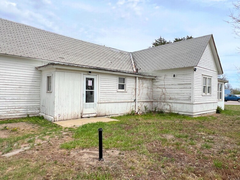 More Photos Of 332 N Main St, Gordon Flex For Sale