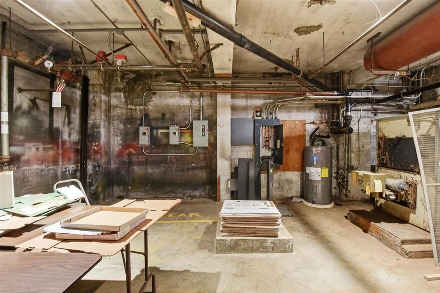More Photos Of 10310 Aurora Ave N, Seattle Warehouse For Sale